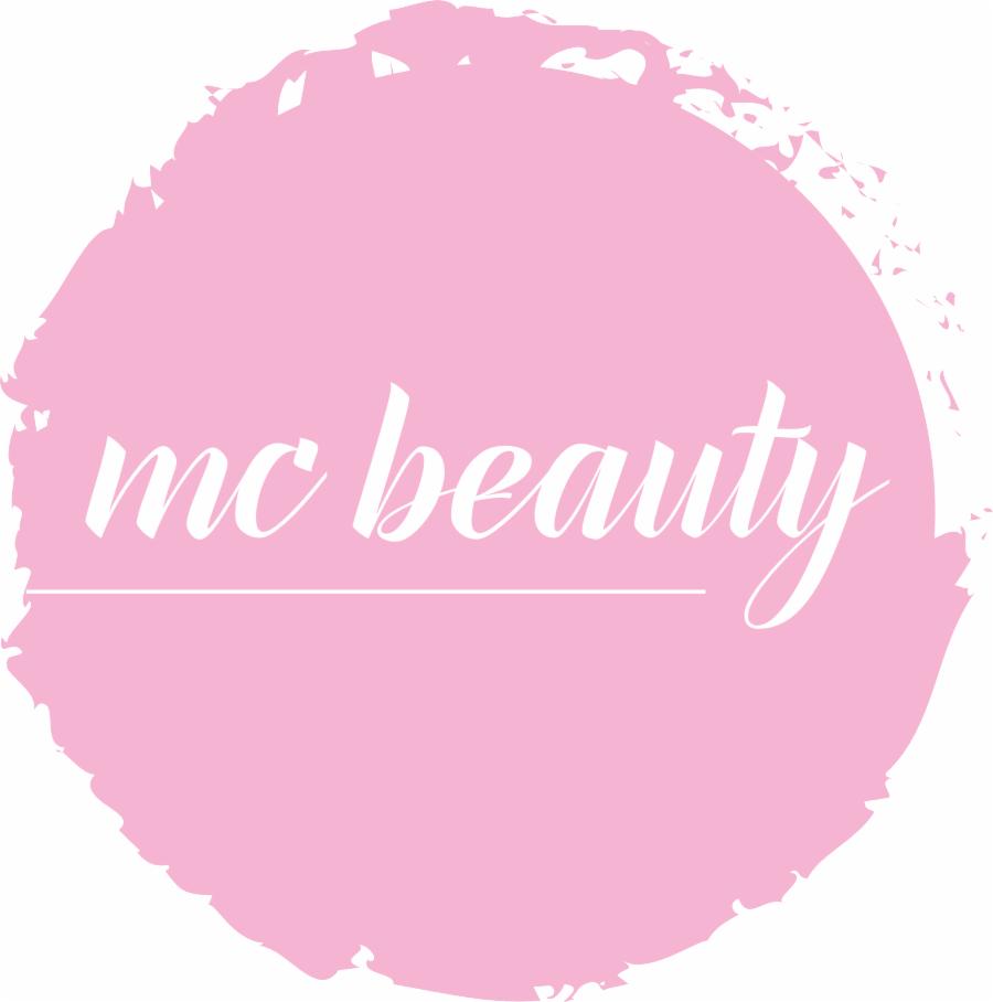 Logo 'mc beauty' w kolorze białym na różowym, okrągłym tle przypominającym pociągnięcie pędzlem.