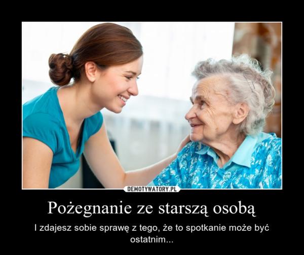 Uśmiechnięta młoda kobieta z włosami upiętymi w kok delikatnie dotyka ramienia starszej, również uśmiechniętej kobiety w kwiecistej bluzce. Obie patrzą na siebie z troską.
