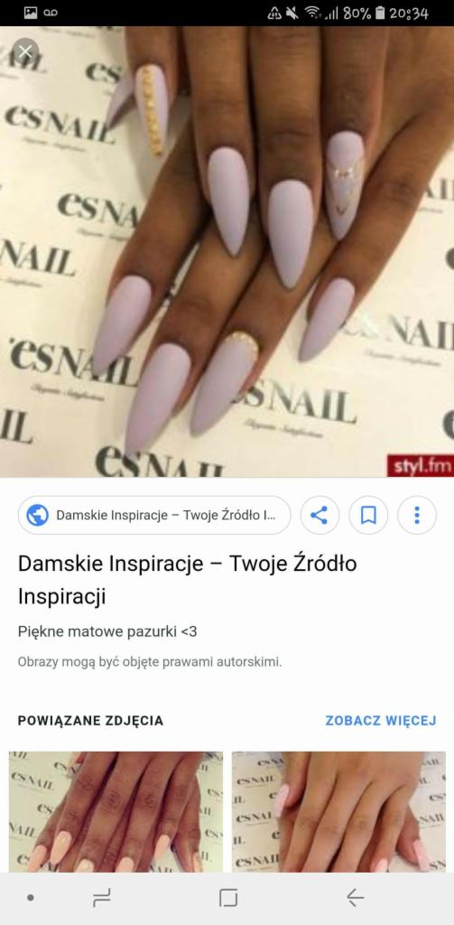 Dłoń z długimi, matowymi paznokciami w odcieniach fioletu i subtelnymi zdobieniami w kolorze złota na tle z logo salonu.