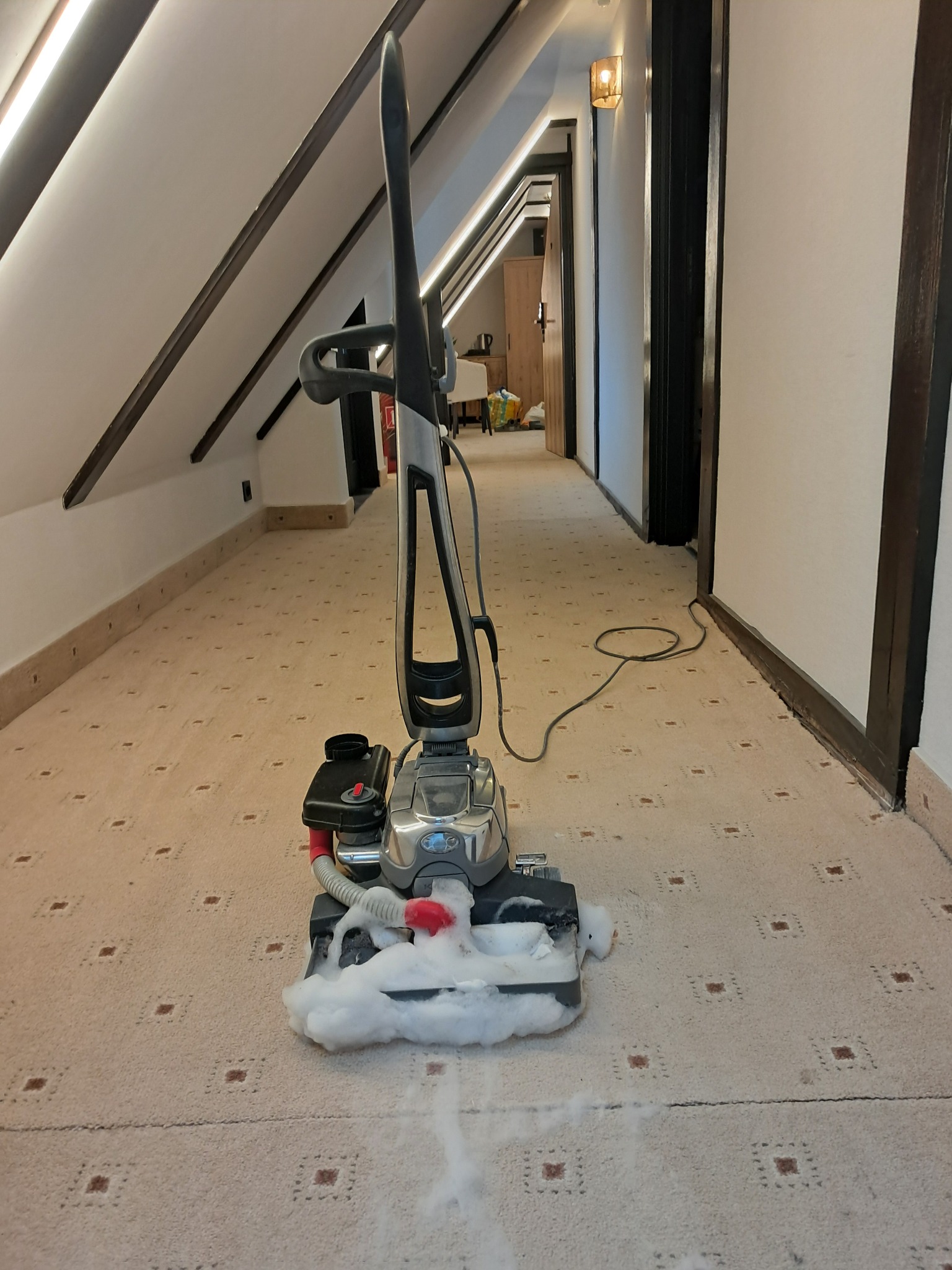 Pranie Wykładziny Systemem Kirby Nakładanie Powłoki Ochronnej Impregnat i Lanolina.