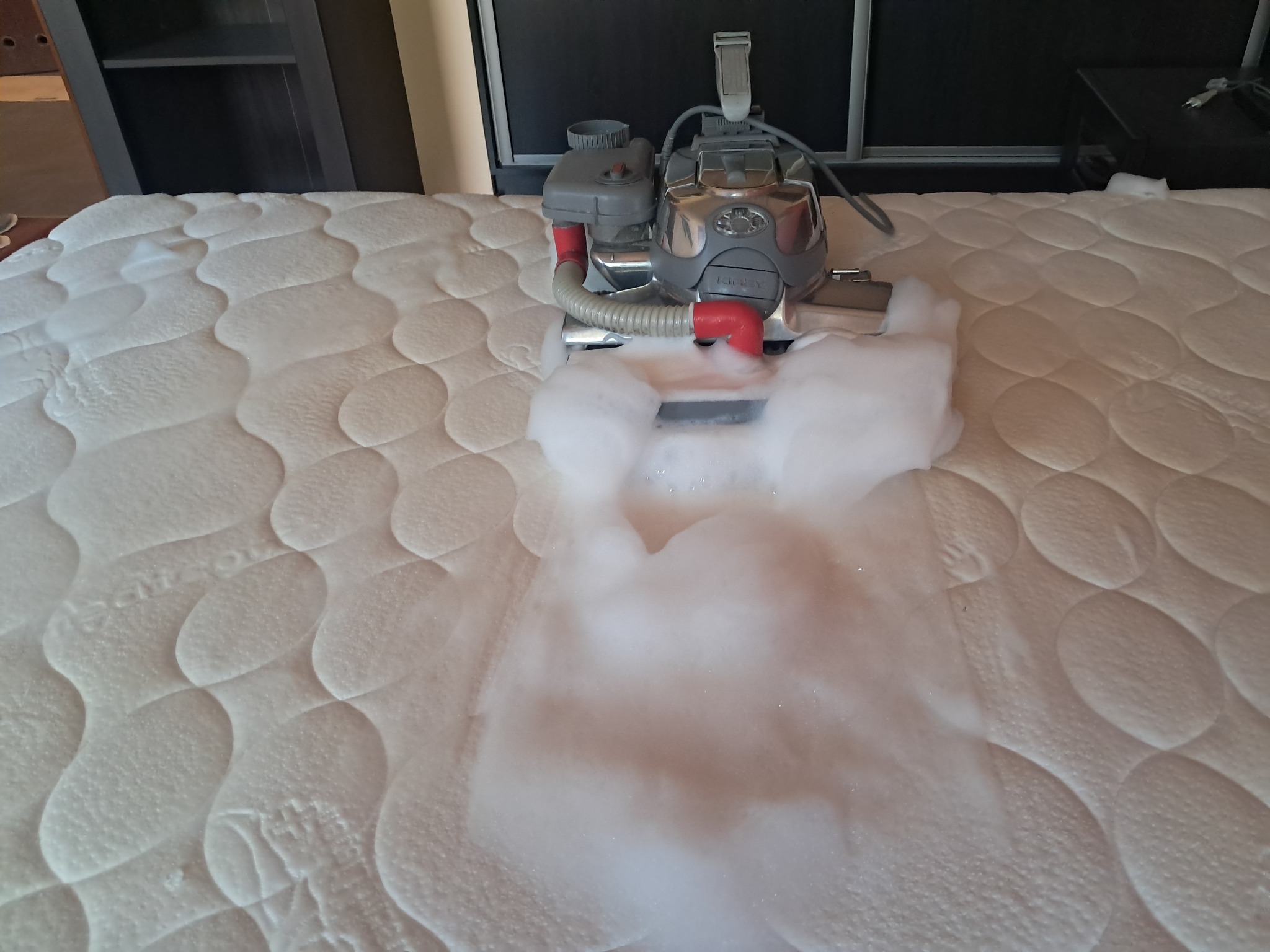 Pranie Materaca w Sypialni Systemem Kirby Pôł Suchą Pianką Nakładanie Powłoki Ochronnej Impregnat i Lanolina.