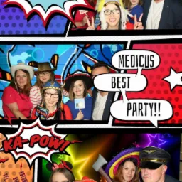 Kolaż zdjęć z fotobudki z motywami komiksowymi i różnymi przebraniami, w tym kapelusze, okulary i rekwizyty, z hasłami 'Selfie!', 'Medicus Best Party!!' i 'Ka-Pow!'