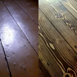 Porównanie stanu podłogi drewnianej przed i po renowacji: po lewej stronie stara, brązowa, lakierowana powierzchnia z widocznymi pęknięciami i ubytkami, a po prawej odnowiona, opalana podłoga...