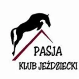 Logo Klubu Jeździeckiego Pasja: sylwetka czarnego konia w skoku nad przeszkodą, nazwa klubu zapisana czcionką szeryfową w kolorze czarnym i bordowym.