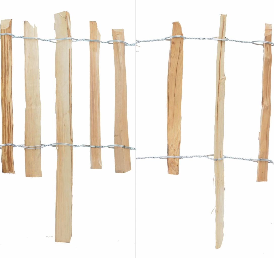 Surowe, drewniane sztachety ogrodzeniowe przymocowane do drutu kolczastego na białym tle, ukazujące naturalną strukturę drewna i prostotę wykonania.