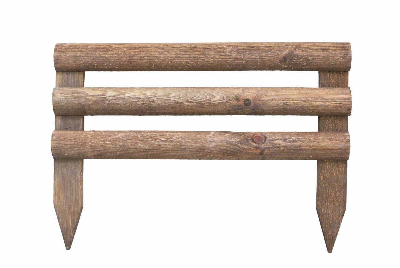 Drewniane ogrodzenie z trzech poziomych bali, zakończone ostrymi słupkami do wbicia w ziemię, widoczne sęki i faktura drewna.