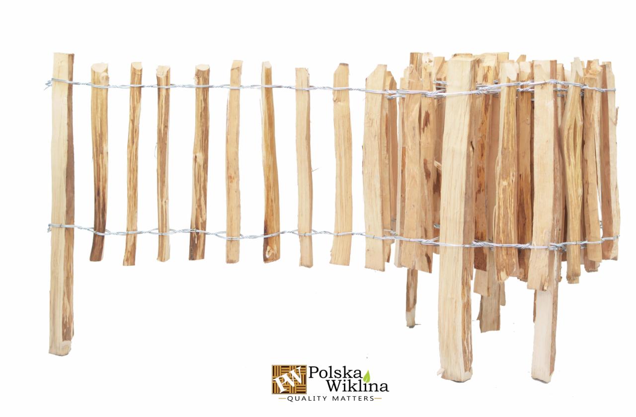 Fragment niskiego płotu wykonanego z cienkich, nieregularnych drewnianych listewek połączonych drutem kolczastym, na białym tle z widocznym logo producenta Polska Wiklina.
