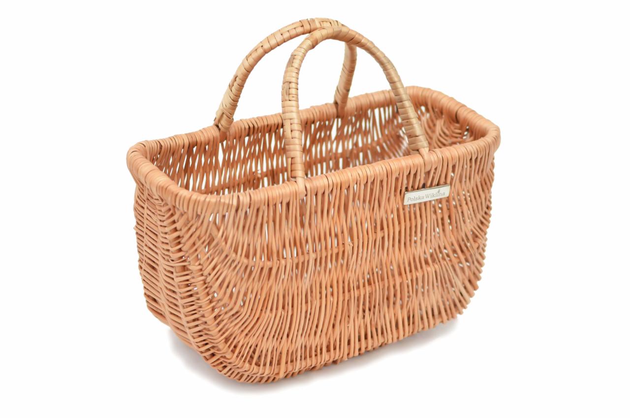 Prostokątny koszyk wiklinowy z dwoma uchwytami, o naturalnym odcieniu, z subtelną metalową etykietą 'Polska Wiklina' po boku, umieszczony na białym tle.