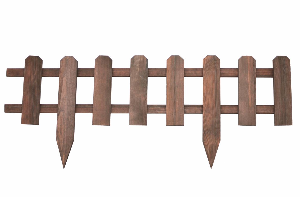 Fragment niskiego, drewnianego płotu z desek w kolorze ciemnego brązu, z dwoma deskami zakończonymi ostrymi szpicami.