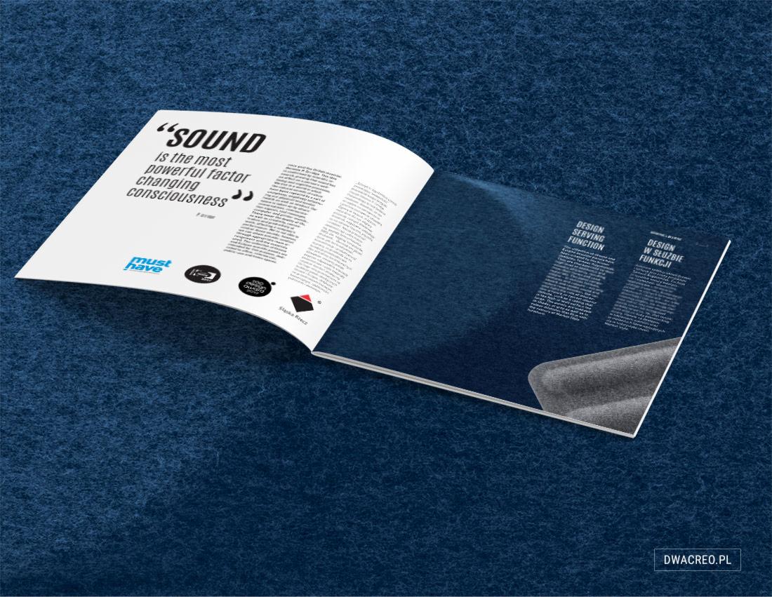 Otwarta broszura leżąca na niebieskim teksturowanym tle, prezentująca projekt graficzny z tekstami 'SOUND is the most powerful factor changing consciousness' oraz 'DESIGN SERVING FUNCTION' i logo...