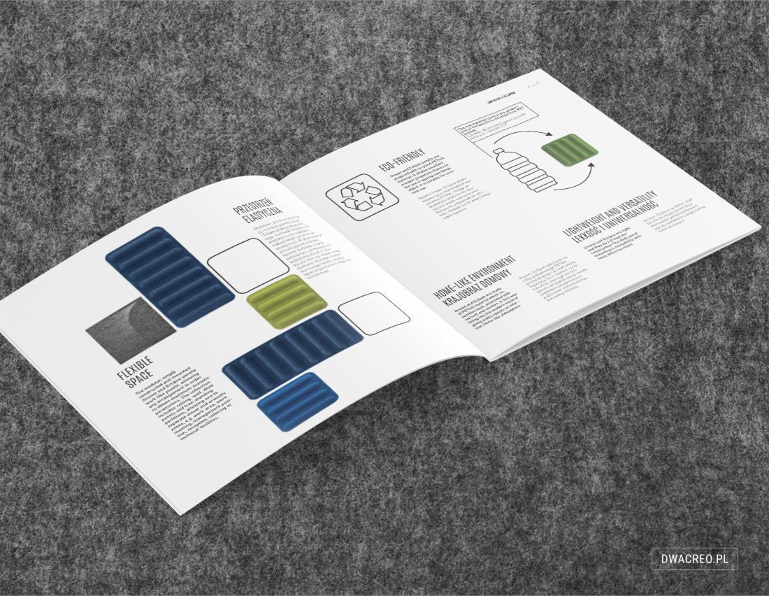 Otwarta broszura prezentująca modułowe panele akustyczne z filcu, z ikonami i opisami cech produktu, leżąca na szarym tle.
