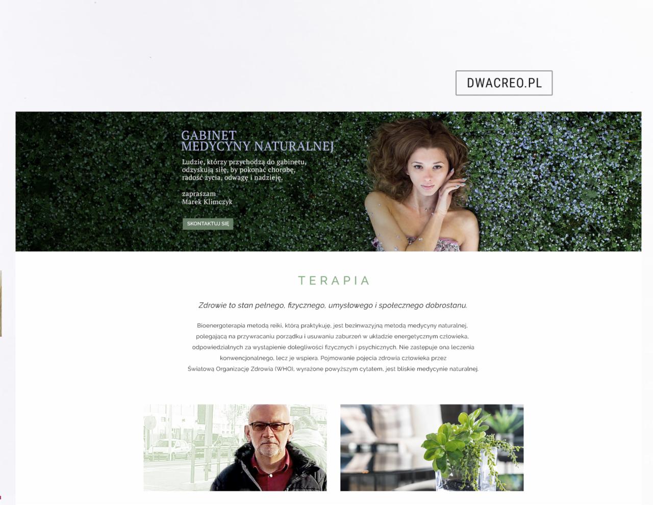 Fragment strony internetowej gabinetu medycyny naturalnej z leżącą kobietą na tle zieleni, hasłem o odzyskiwaniu sił i przyciskiem 'Skontaktuj się'.