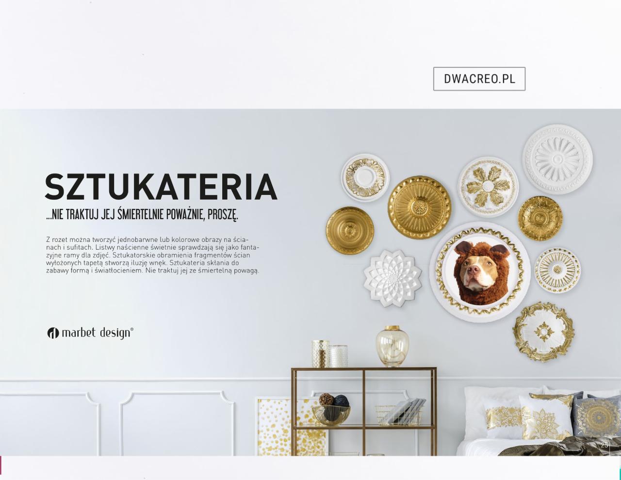 Aranżacja wnętrza z dekoracyjnymi rozetami sufitowymi i ściennymi w kolorach białym i złotym, w tym jedna z portretem psa w kostiumie, nad łóżkiem z poduszkami w stylu glamour.
