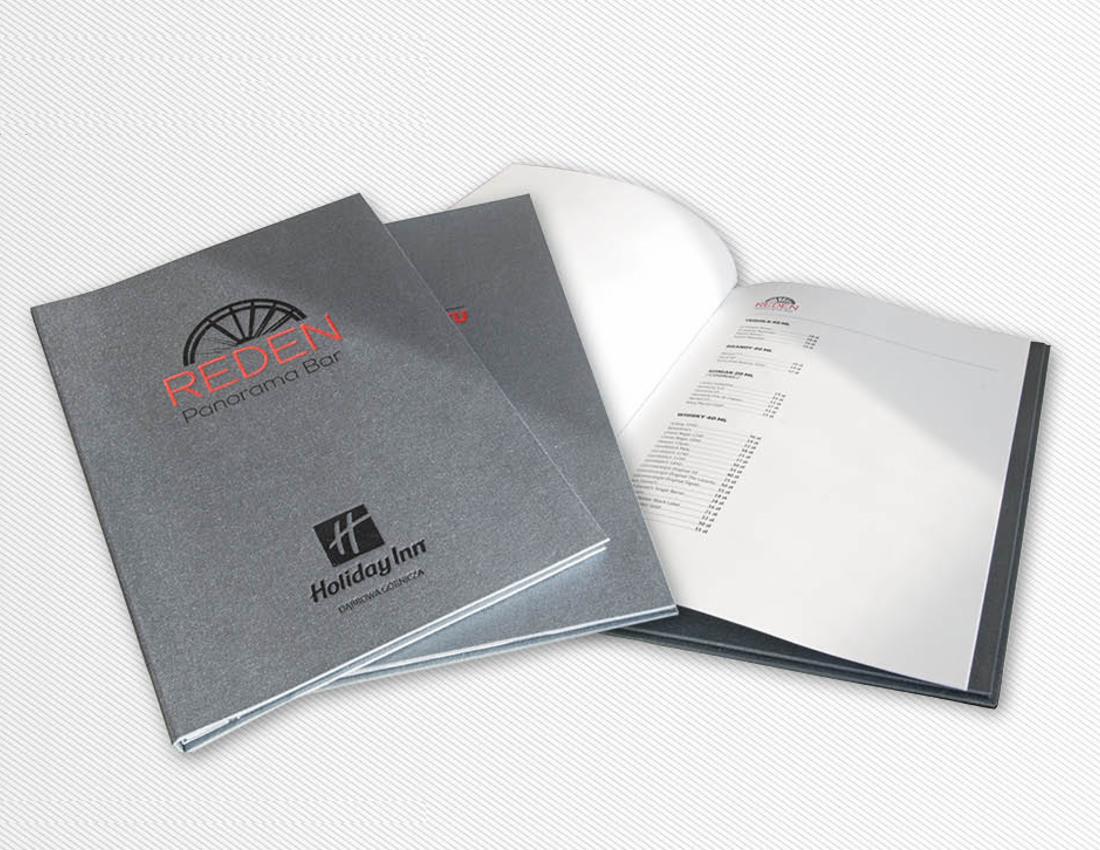Stos szarych menu restauracyjnych z logo Reden Panorama Bar i Holiday Inn Dąbrowa Górnicza, jedno menu otwarte z widoczną listą napojów.