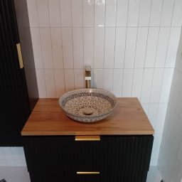 AnmarBud - Umywalka nablatowa w etniczne wzory na drewnianym blacie szafki w łazience w Łapszach Niżnych, białe pionowe płytki na ścianie.