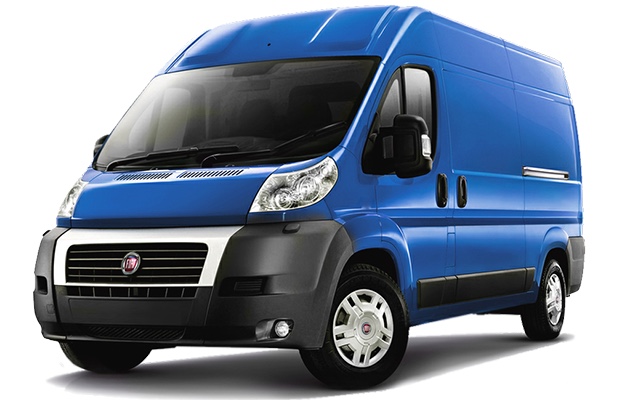 Niebieski furgon Fiat Ducato, widok z przodu i z boku, na białym tle, kołpaki na kołach z logo Fiat.