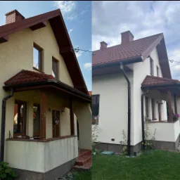 Dom jednorodzinny przed i po malowaniu elewacji. Kremowa elewacja 'przed' kontrastuje z czystą, białą elewacją 'po'. Widoczne brązowe elementy wykończeniowe.