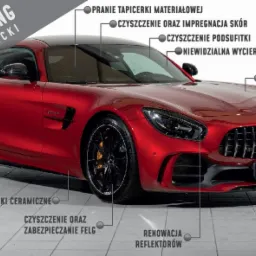 Czerwony samochód sportowy Mercedes-AMG GT po zabiegach auto detailingu, z widocznymi efektami czyszczenia i zabezpieczenia lakieru, felg oraz reflektorów. Na zdjęciu widoczne także opisy...