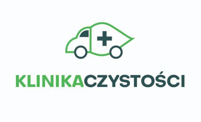 Logo firmy sprzątającej o nazwie Klinika Czystości: grafika przedstawia stylizowany samochód z symbolem plusa, napis w kolorach zieleni i szarości.