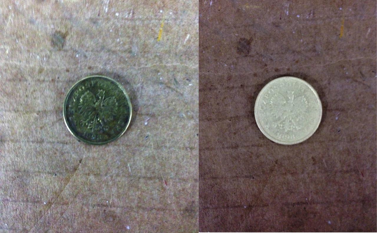 Dwie polskie monety z orłem w koronie leżące na brudnej, drewnianej powierzchni. Jedna moneta jest ciemniejsza i bardziej zużyta.