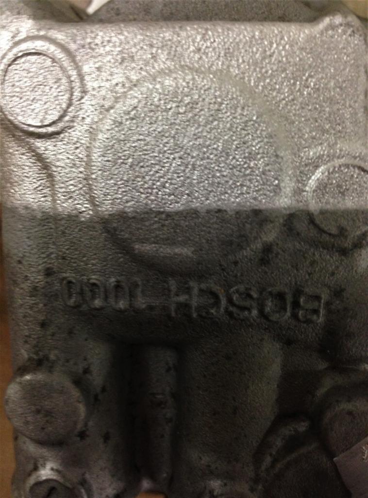 Szara, odlewana obudowa przemysłowa z widocznym napisem 'BOSCH 1000' po czyszczeniu.