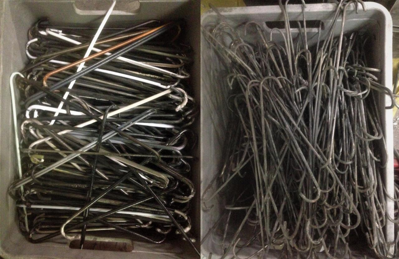 Dwa pojemniki z metalowymi hakami, jeden z hakami w kolorze czarnym, srebrnym i miedzianym, drugi z hakami pokrytymi rdzą.