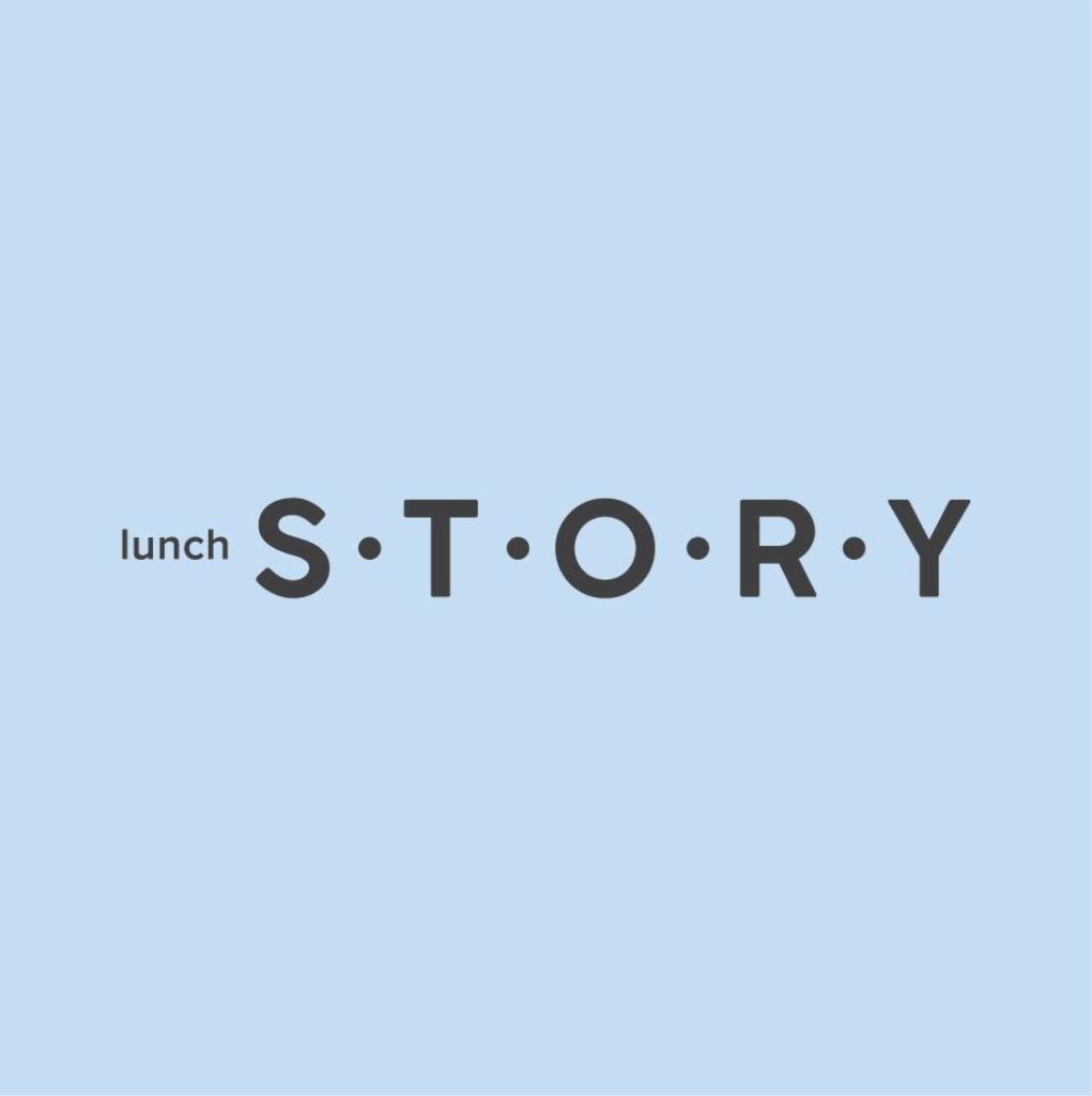 Logo 'lunch STORY' w kolorze szarym na jasnoniebieskim tle, z kropkami oddzielającymi litery w słowie 'STORY'.