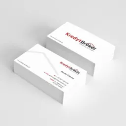 Dwie stosy wizytówek firmy Kredyt Broker na białym tle, z widocznym logo i danymi kontaktowymi na jednej z nich.