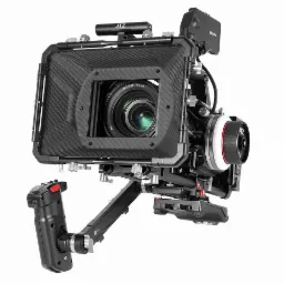 Profesjonalna kamera Sony z obiektywem i karbonowym matte boxem, zamontowana na skomplikowanym rigu operatorskim z uchwytem, na białym tle.