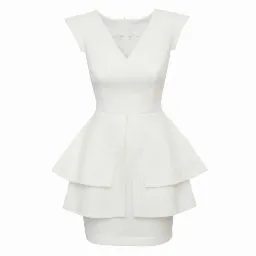 Elegancka, biała sukienka z krótkim rękawem i dekoltem w serek, z wyraźną teksturą materiału i warstwową spódnicą, sfotografowana na białym tle.