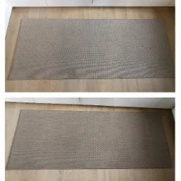 Dywanik z plamami przed i po czyszczeniu, widoczne różnice w odcieniu na tle drewnianej podłogi.