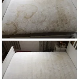 Materac łóżka przed i po czyszczeniu, widoczne brązowe plamy usunięte po praniu tapicerki.