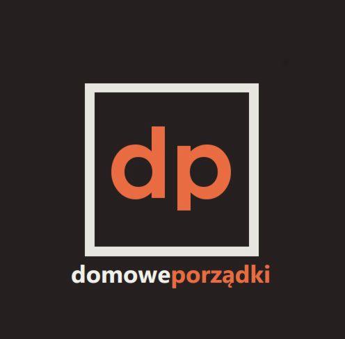 Logo firmy 'domoweporządki' z pomarańczowymi inicjałami 'dp' w białym kwadracie, umieszczone na ciemnobrązowym tle.