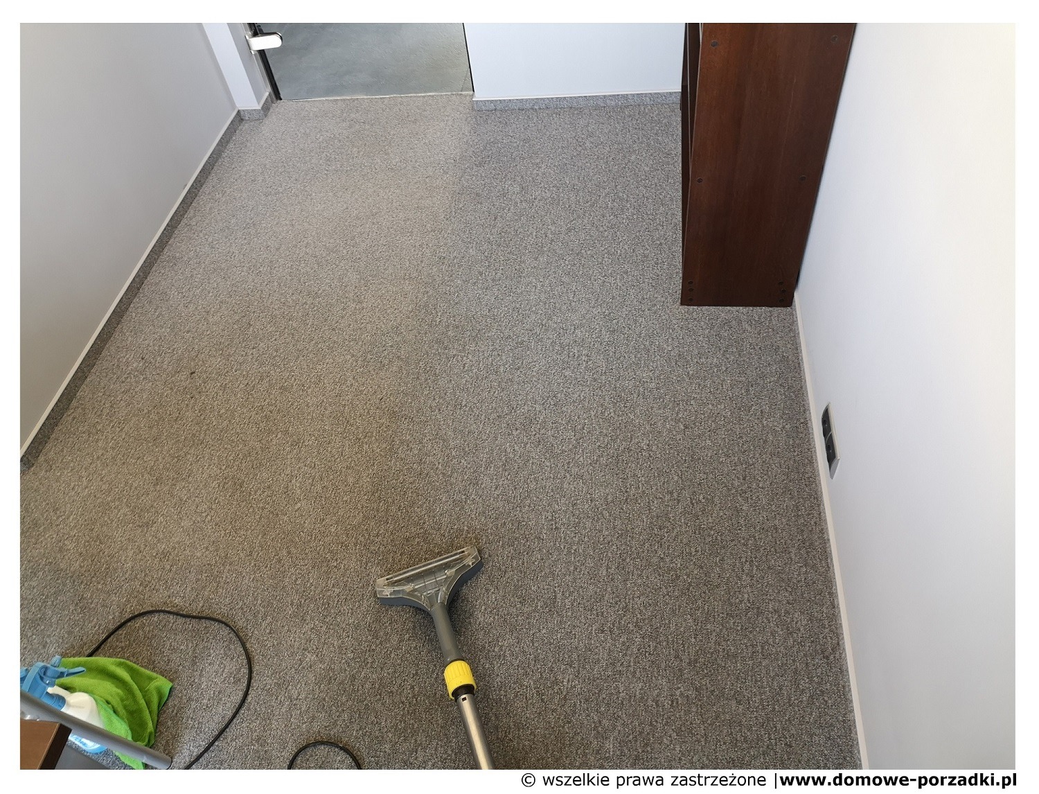 Czyszczenie szarego dywanu w korytarzu za pomocą odkurzacza piorącego z żółtymi elementami, widoczna ściereczka i butelka ze środkiem czyszczącym.