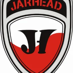 Logo z napisem JARHEAD w czarnej czcionce nad białym i czerwonym polem z czarnymi inicjałami JH.