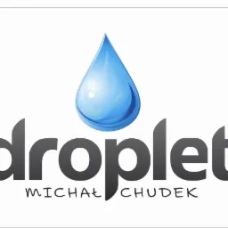 Logo firmy 'droplet' Michała Chudka z motywem niebieskiej kropli wody nad nazwą, na białym tle.