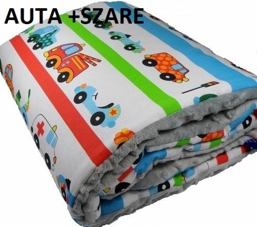 Dziecięcy kocyk z motywem kolorowych aut i szarym futerkiem na brzegach, ułożony w stos.