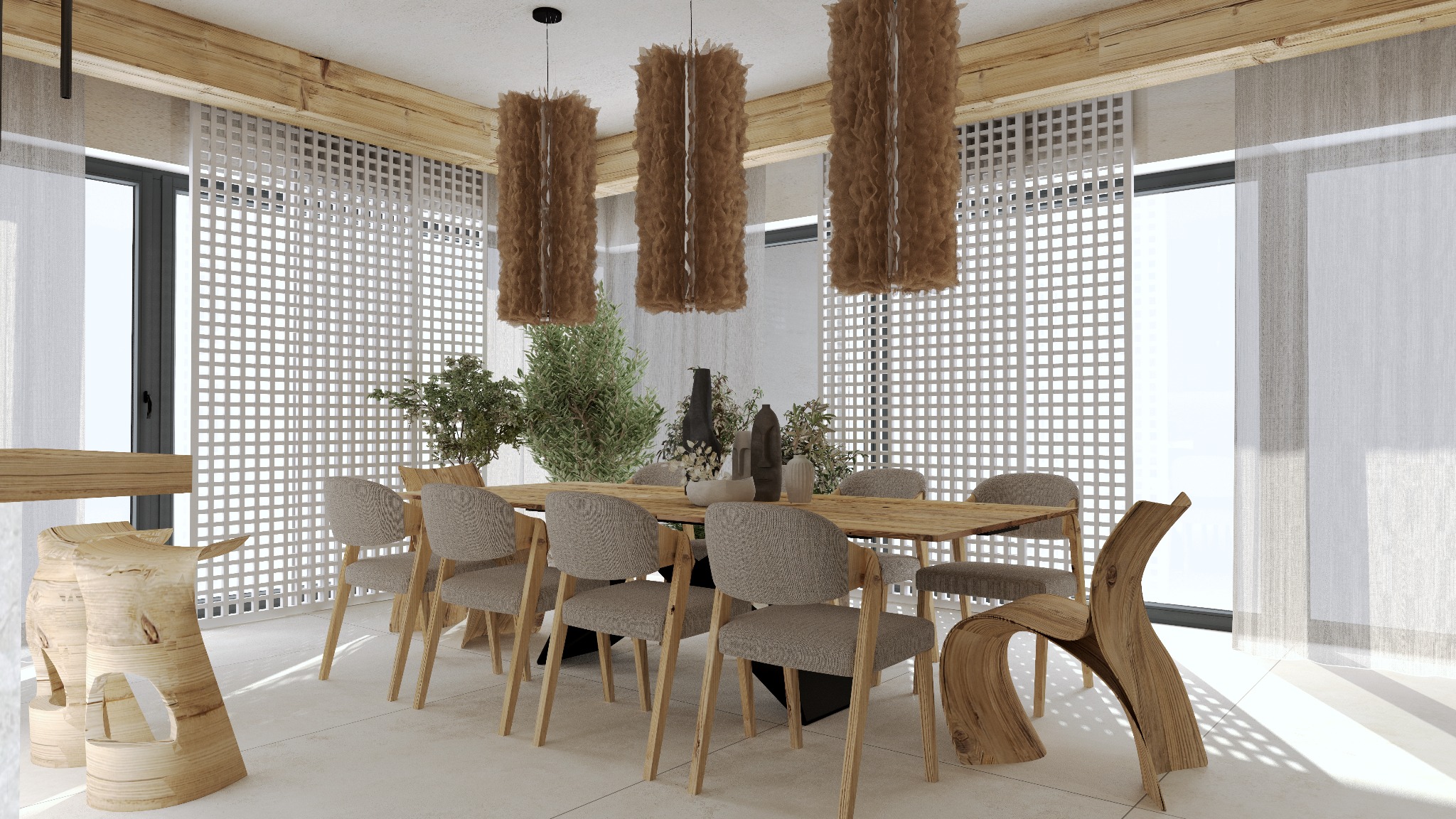 Jadalnia z drewnianym stołem, krzesłami z szarą tapicerką, drewnianymi lampami i dekoracyjnymi roślinami, widok na ażurowe przesłony okienne i nietypowe siedziska z drewna.
