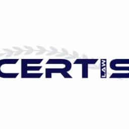 Logo firmy prawniczej Certis Law, stylizowany napis w kolorze granatowym z motywem gałązki oliwnej powyżej.