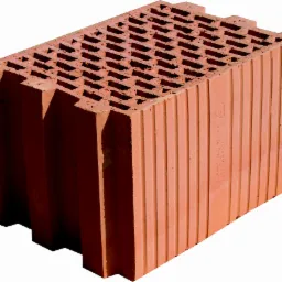 Cegła ceramiczna Porotherm o porowatej strukturze, widoczne liczne otwory i pionowe żłobienia na powierzchni, prezentowana na białym tle.