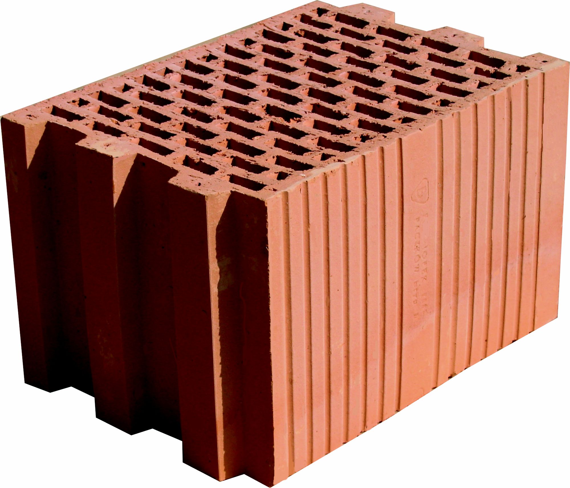 Cegła ceramiczna Porotherm o porowatej strukturze, widoczne liczne otwory i pionowe żłobienia na powierzchni, prezentowana na białym tle.