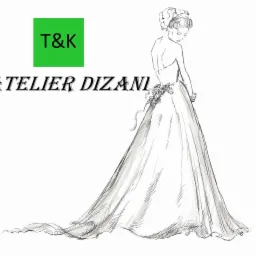 Szkic sukni ślubnej z odsłoniętymi plecami, z dekoracją kwiatową w talii i długim trenem, obok logo 'T&K Atelier Dizani' na białym tle.