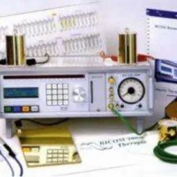 Aparat do biorezonansu Bicom z elektrodami, instrukcją i zestawem ampułek na białym tle, widoczne przewody i wyświetlacz urządzenia.