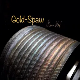 Metalowy element po obróbce, widoczne ślady po spawaniu, z efektem tęczy, na czarnym tle, z napisem Gold-Spaw i podpisem.