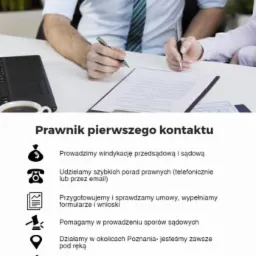 Dwóch prawników przy biurku podpisuje dokumenty, widoczny laptop, filiżanka kawy i logo firmy na górze obrazu.