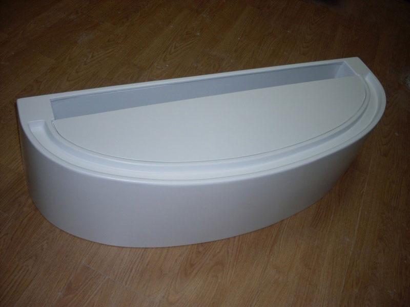 Półokrągły, biały brodzik z niskim progiem, umieszczony na panelach podłogowych. Widoczne delikatne zaokrąglenia i subtelne detale wykończenia.