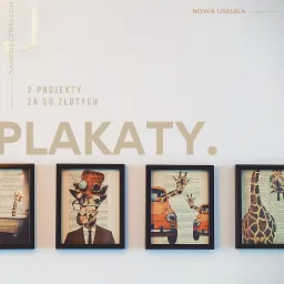 Cztery plakaty w czarnych ramkach wiszące na białej ścianie, przedstawiające grafiki żyraf na tle stron książki: żyrafa w wannie, żyrafa w cylindrze i okularach, żyrafy w pomarańczowym samochodzie...