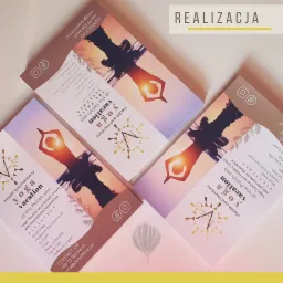 Stos ulotek reklamowych z motywem jogi i relaksu nad morzem, prezentujących ofertę pobytu z zajęciami jogi.