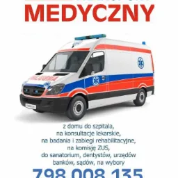 Ambulans medyczny firmy z Ełku, oferującej transport medyczny, widoczny z boku, z niebieskimi światłami ostrzegawczymi i czerwono-niebieskimi pasami. Na karoserii widnieje logo firmy i hasło...