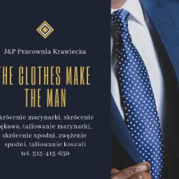 Elegancki, niebieski garnitur z białą koszulą i wzorzystym krawatem w kropki, prezentowany obok tekstu reklamowego pracowni krawieckiej oferującej m.in. skracanie i taliowanie odzieży.